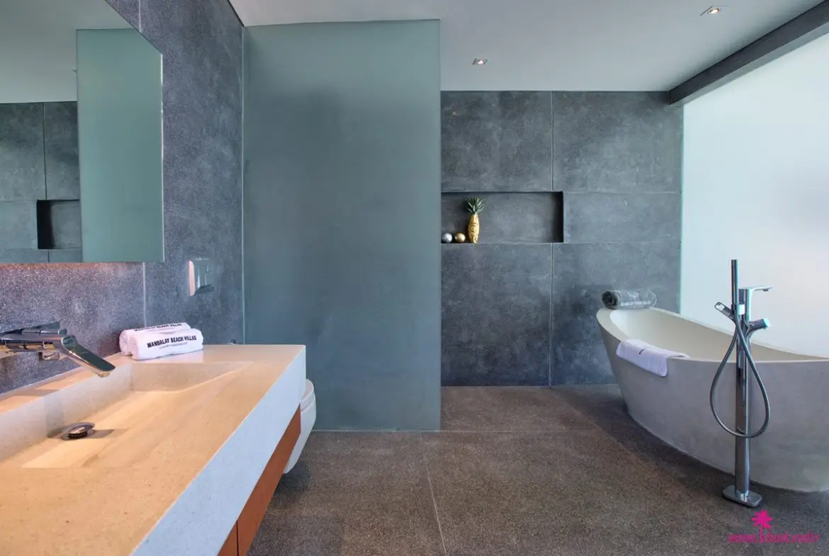 Villa Neung En-Suite Bathroom