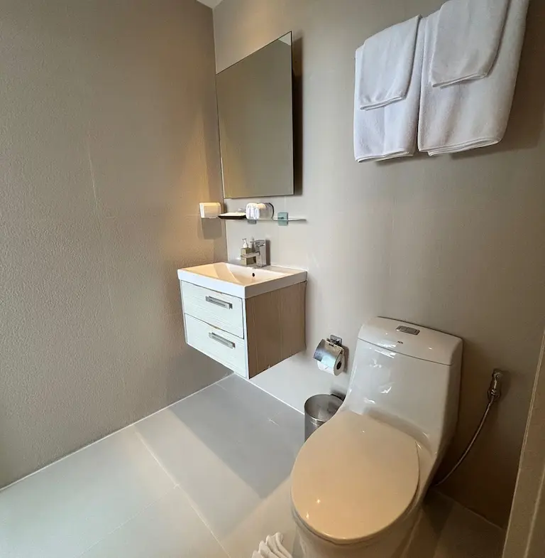 Code Samui Apartment Bathroom