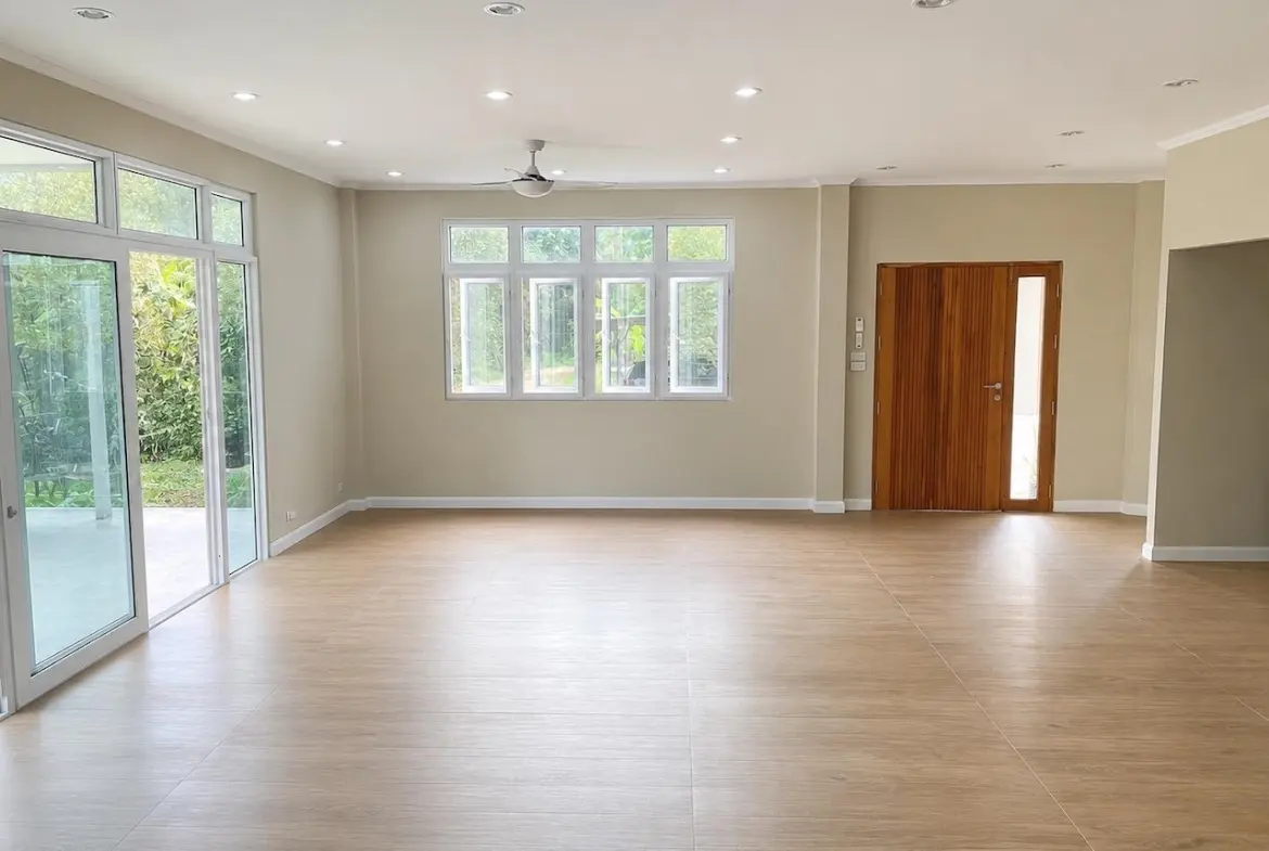 3 Bedroom Property In Lamai Living room