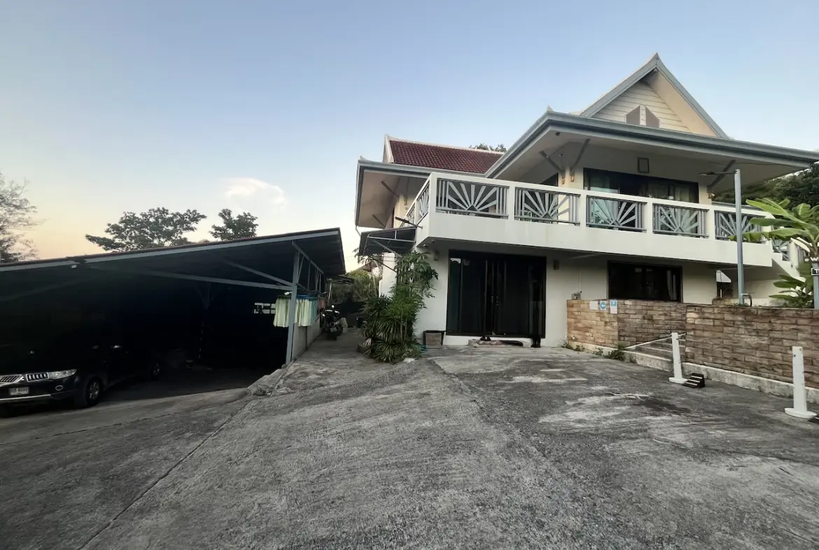 Koh Samui Property With Expansive Grounds Parking Bay