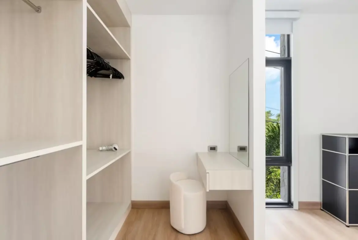The Bay Villa Wardrobe