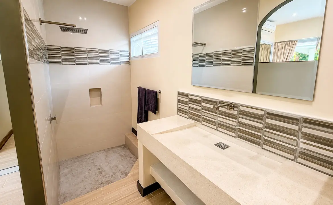Lamai 4-Bedroom Investment Property Bathroom