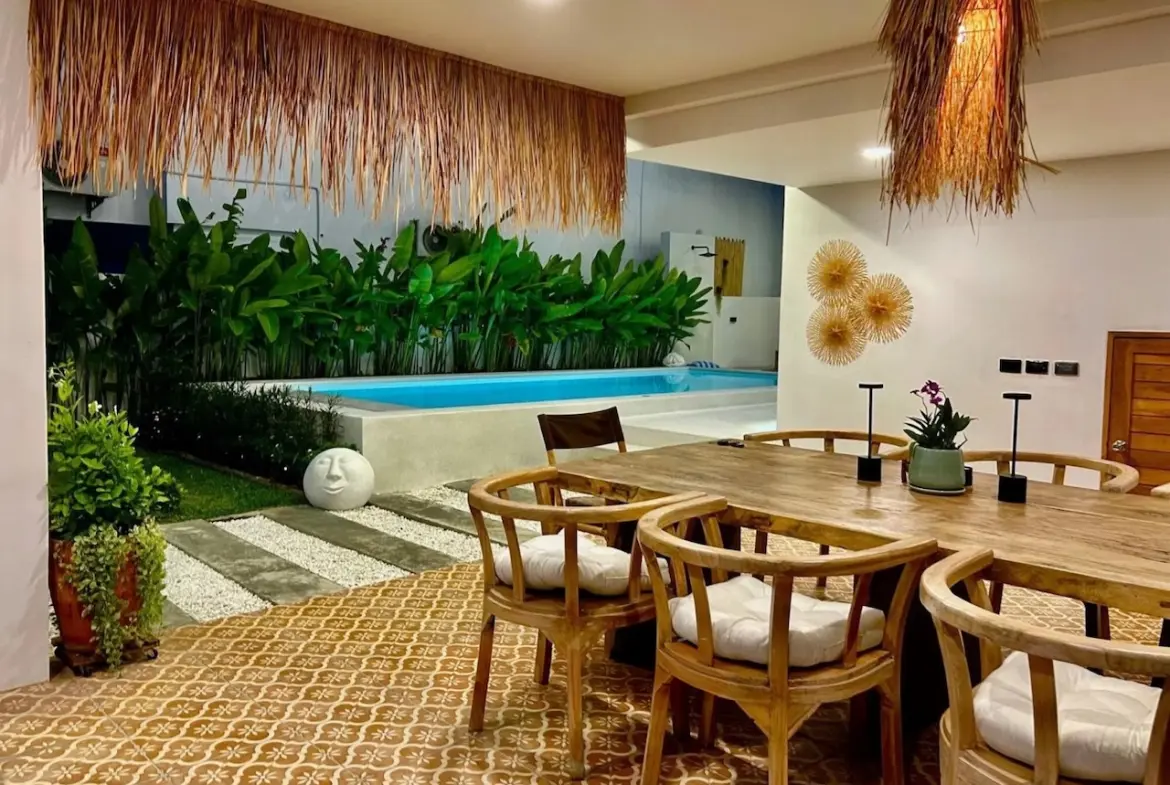 3-Bedroom Modern Villa in Maenam Dining Area