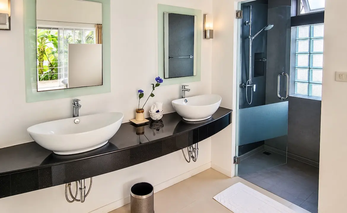 Chaweng 4-Bed Sea View Villa Bathroom