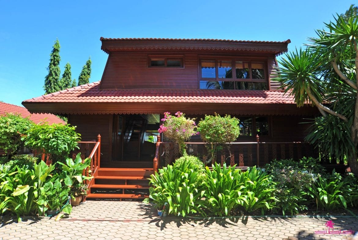 Villa Sur La Mer Driveway & Entrance