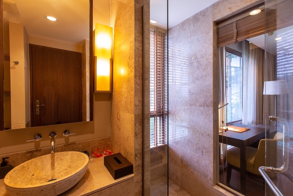 Shasa Samui Condominium Shower