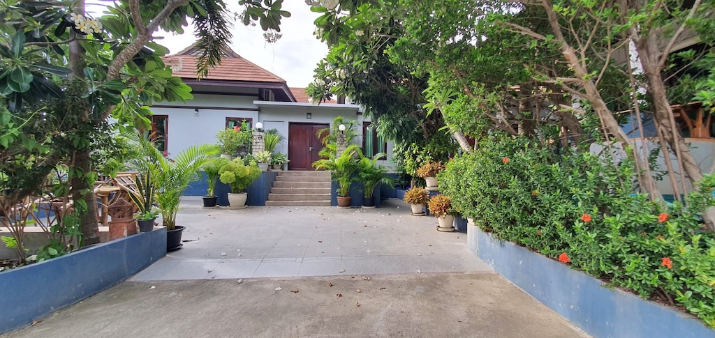 Bangrak Sea View Villa In Koh Samui Driveway
