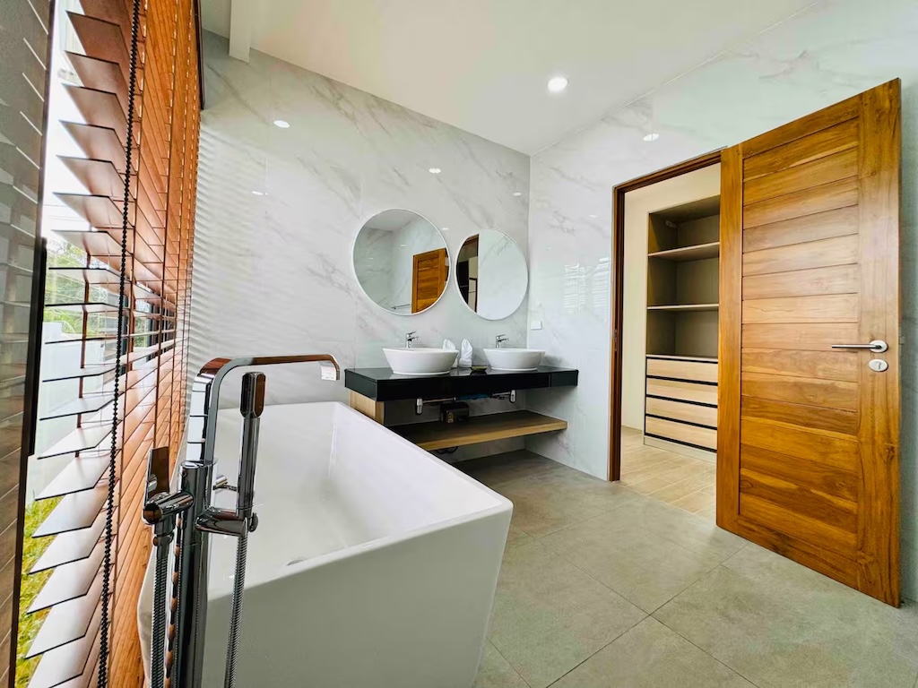 Koh Samui Villa For Sale In Bangrak Bathroom