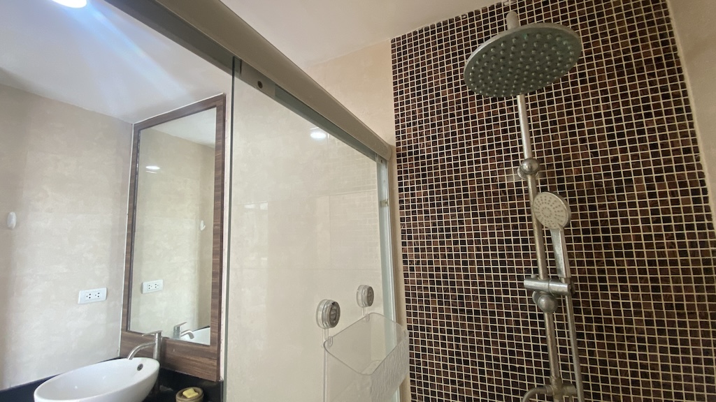 Baan Arisara One Bedroom Apartment Shower