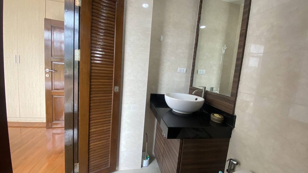 Baan Arisara One Bedroom Apartment Bathroom