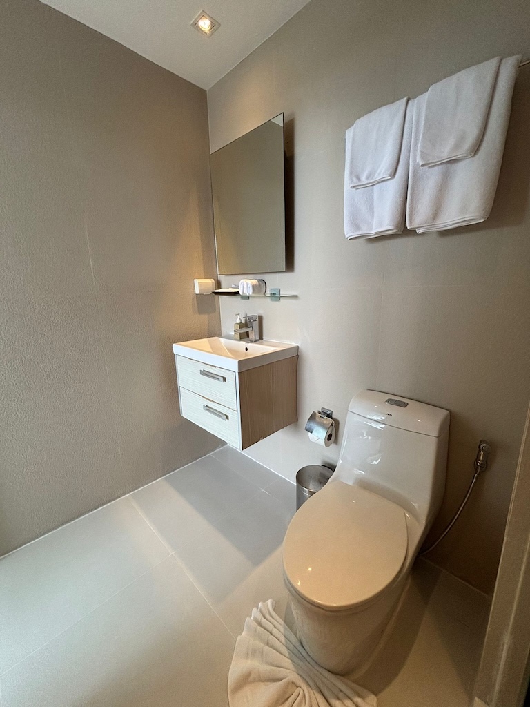 Code Samui Apartment Bathroom