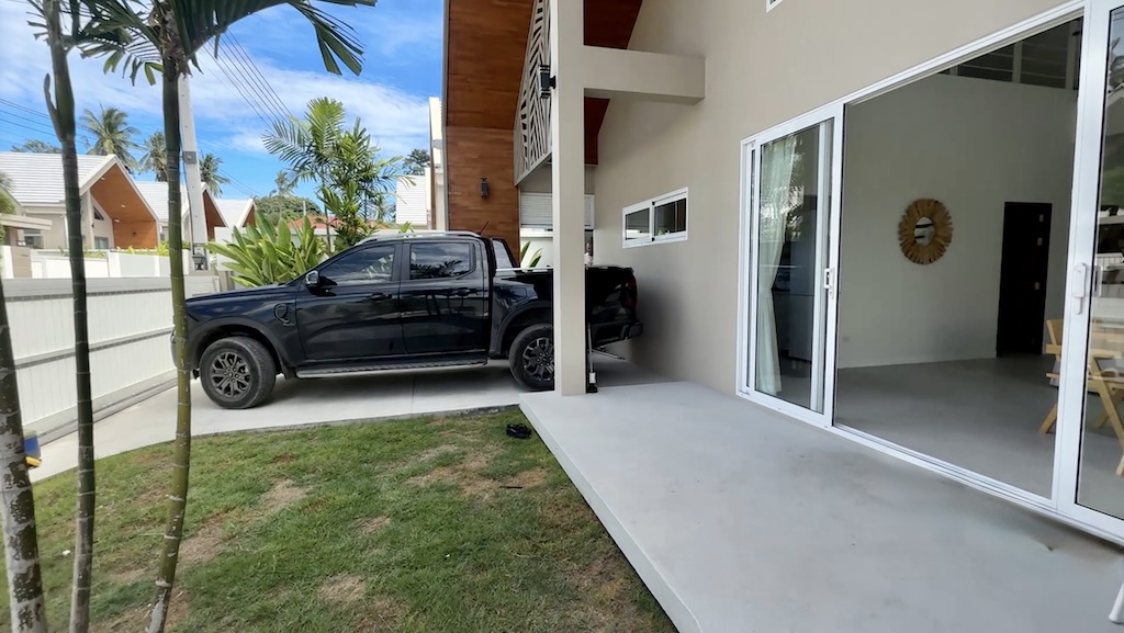 Pool Villa For Sale in Chaweng Parking