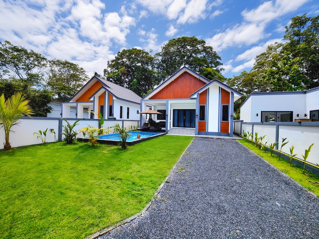 Koh Samui Pool Villa For Sale In Lipa Noi Driveway