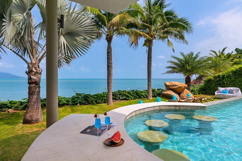 Villa Blue Amber Pool Stools