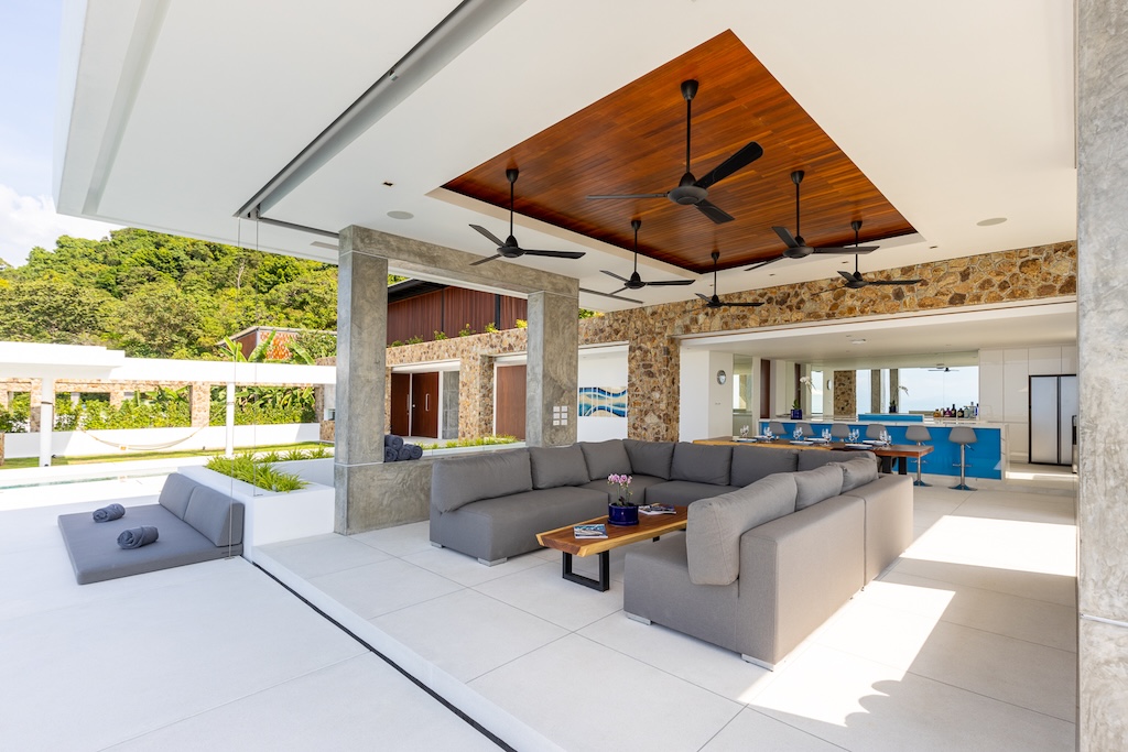 Grand Blue View Estate Lounge