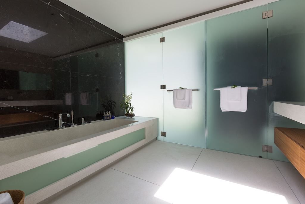 Koh Samui Modern Beachfront Property Bathroom