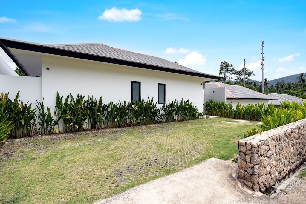 Modern Maenam Villa For Sale Parking