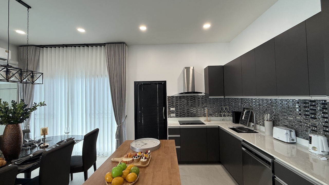 3-Bedroom Pool Villa Choeng Mon Kitchen 4