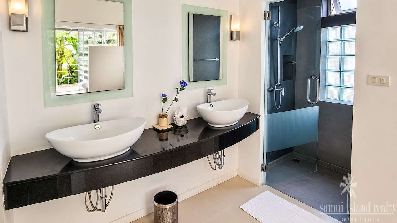 Chaweng 4-Bed Sea View Villa Bathroom